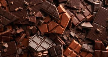 دراسة: الشوكولاتة الداكنة تنشط الدماغ وتحسن التركيز مؤقتا