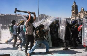 إصابة 120 شخصا اثر تحول مسيرة سلمية في المكسيك إلى اشتباكات عنيفة إصابة 120 شخصا اثر تحول مسيرة سلمية في المكسيك إلى اشتباكات عنيفة