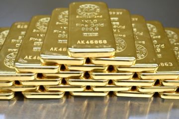 الذهب يواصل انخفاضه مع ارتفاع الدولار مما يقلص رهانات خفض الفائدة