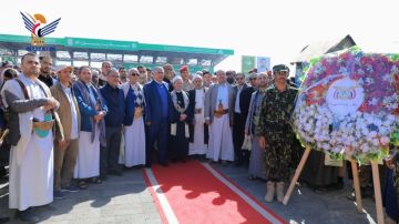 نائب مدير مكتب الرئاسة وقيادات المكتب والجهات التابعة له يزورون أضرحة ومعارض صور الشهداء