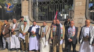 وقفة لموظفي مؤسسة المياه بأمانة العاصمة للتأكيد على الجهوزية لمواجهة الأعداء وقفة لموظفي مؤسسة المياه بأمانة العاصمة للتأكيد على الجهوزية لمواجهة الأعداء