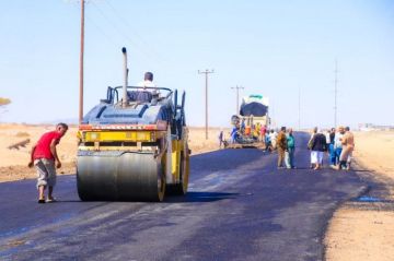 بدء أعمال السفلتة بمشروع توسعة المدخل الغربي لعتق بدء أعمال السفلتة بمشروع توسعة المدخل الغربي لعتق