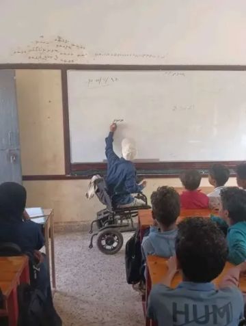 رغم الإعاقة ومن رصاص الجبهات إلى أقلام الفصول: معلم يفدي أرضه بجسده ويعود ليزرع الأمل