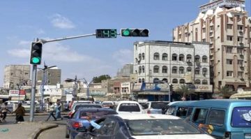 تشغيل تجريبي لإشارات المرور الضوئية في جولة القاهرة بعدن تشغيل تجريبي لإشارات المرور الضوئية في جولة القاهرة بعدن