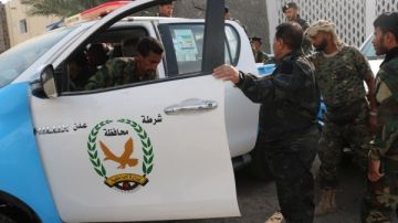 شرطة عدن تضبط متهم بخيانة الأمانة شرطة عدن تضبط متهم بخيانة الأمانة