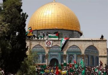 عشرات آلاف الفلسطينيين يؤدون صلاة الجمعة بالأقصى رغم الحواجز والتضييق