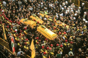 المئات في جنوب لبنان يشيعون عناصر من حزب الله قضوا بغارات الاحتلال الإسرائيلي