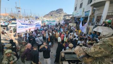 أسر شهداء وجرحى حرب 2015 تنفذ أكبر انتفاضة أمام بوابة المعاشيق للمطالبة بحقوقهم المسلوبة