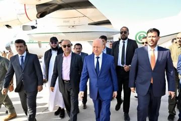 الرئيس العليمي يعود إلى عدن برفقة رئيس الوزراء ومحافظ البنك المركزي