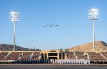 السلطان هيثم يرعى الاستعراض العسكري الكبير في مسقط احتفالا باليوم الوطني