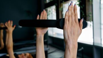 تمارين (تمبو بيلاتس).. سر رشاقة المشاهير وتقوية العضلات