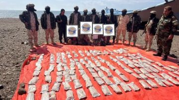 ضبط قارب محمل بمئات الآلاف من حبوب الكبتاجون قرب باب المندب (صور) ضبط قارب محمل بمئات الآلاف من حبوب الكبتاجون قرب باب المندب (صور)