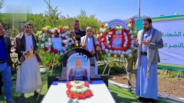 قيادة وزارة الشباب والرياضة تزور أضرحة الشهداء الصماد والرهوي والغماري