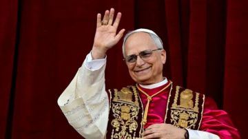 بابا الفاتيكان يخلع حذاءه خلال زيارته لمسجد السلطان أحمد في إسطنبول