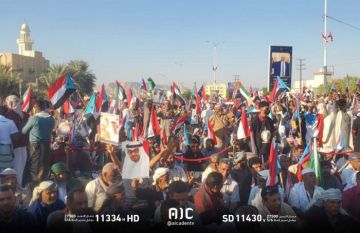 حشود احتفالية سيئون تجدد تفويضها للرئيس الزبيدي