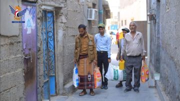 رئيس جامعة الحديدة يزور أسر شهداء الجامعة