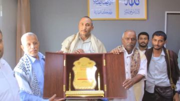 عطيفي يكرم قيادة وزارة النقل والأشغال وصندوق صيانة الطرق في الحديدة