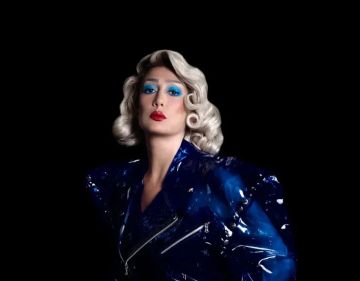 غادة عبد الرازق تطل بإطلالة جديدة وتستعرض مسيرتها الفنية المميزة