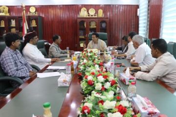 محافظ المهرة يلتقي شباب ترابط الغيضة ويوجه بإعادة تشغيل الحديقة في الجحي