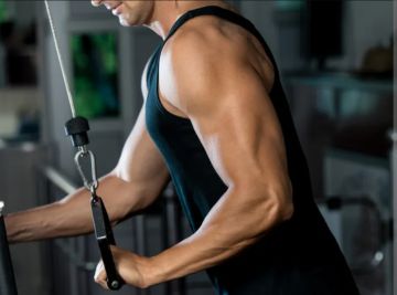 الأوزان الحرة أم الأجهزة أفضل لبناء العضلات؟.. دراسة توضح