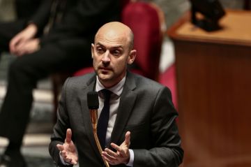 باريس تجري حوارا لا بد منه مع الجزائر للإفراج عن صنصال وغليز باريس تجري حوارا لا بد منه مع الجزائر للإفراج عن صنصال وغليز