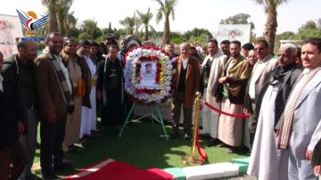 قيادة وموظفو هيئة الموارد والمنشآت المائية يزورون أضرحة الشهداء الصماد والرهوي والغماري