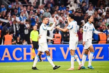 مارسيليا يعمق جراح بريست بثلاثية ويعتلي صدارة الدوري الفرنسي