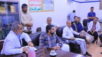 مناقشة التحضيرات لتنظيم المخيم الطبي الثاني لجراحة القلب المفتوح في مستشفى الثورة بالحديدة