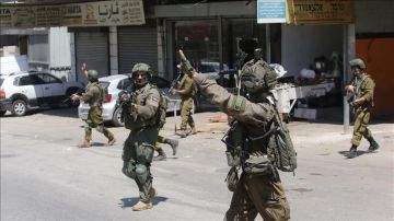 العدو الإسرائيلي يقتحم مدن وقرى وعدة بلدات في الضفة بما فيها القدس العدو الإسرائيلي يقتحم مدن وقرى وعدة بلدات في الضفة بما فيها القدس