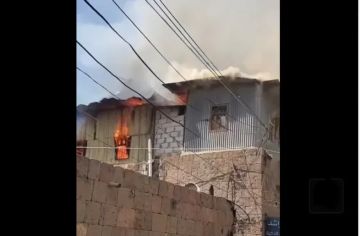 شاهد.. اندلاع حريق في منزل شعبي بصنعاء وسط غياب تام لسيارات الإطفاء (فيديو)