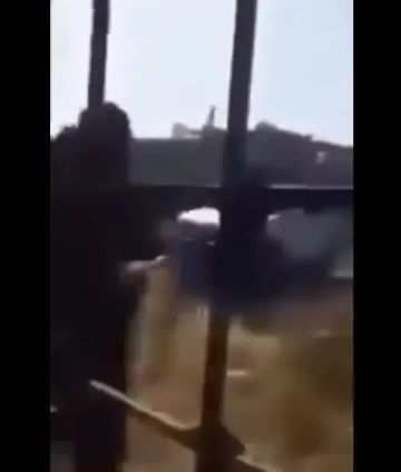 مواطن يتفاجأ بحملة أمنية حوثية على منزله ويواجهها بشراسة قبل استشهاده ومصرع وإصابة عدد من عناصر المليشيات (فيديو) مواطن يتفاجأ بحملة أمنية حوثية على منزله ويواجهها بشراسة قبل استشهاده ومصرع وإصابة عدد من عناصر المليشيات (فيديو)