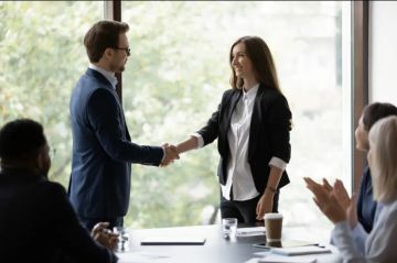 أجمل عبارات تهنئة بالترقية تعبر عن الفخر وتشارك الزملاء فرحتهم