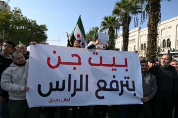 تظاهرات حاشدة في سوريا احتفالا بمرور عام على بدء معركة إطاحة الأسد