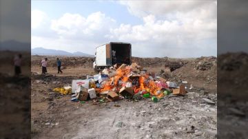 إتلاف 3 أطنان من مواد غذائية منتهية الصلاحية في عدن إتلاف 3 أطنان من مواد غذائية منتهية الصلاحية في عدن