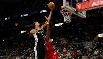 إن بي إيه.. فوكس يقود سبيرز لفوز مثير وهوكس ينهي سلسلة ليكرز