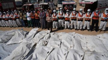 مجمع ناصر الطبي بغزة يعلن تلقيه جثامين 15 فلسطينيا وإسرائيل تتسلم رفات رهينة مجمع ناصر الطبي بغزة يعلن تلقيه جثامين 15 فلسطينيا وإسرائيل تتسلم رفات رهينة