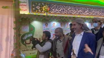 وزير النفط يفتتح معرض صور شهداء مديريات المدينة والوادي وحريب في مأرب وزير النفط يفتتح معرض صور شهداء مديريات المدينة والوادي وحريب في مأرب