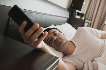 الأضرار الصحية والنفسية لتصفح الإنترنت قبل النوم