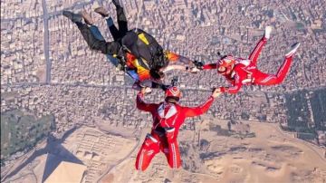 هبوط غامض لسياح برازيليين في الجيزة.. تفاصيل اللحظات التي أثارت الجدل هبوط غامض لسياح برازيليين في الجيزة.. تفاصيل اللحظات التي أثارت الجدل