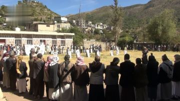 وقفة مسلحة في السبرة بإب للتأكيد على الجهوزية لمواجهة الأعداء وقفة مسلحة في السبرة بإب للتأكيد على الجهوزية لمواجهة الأعداء