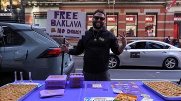 أمريكي يحول إعجابه بالبقلاوة التركية لمشروع تجاري ناجح في نيويورك