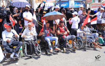 تعز.. جرحى الجيش ينفذون وقفة احتجاجية وأحدهم يشعل طرفه الصناعي تنديدا بالإهمال