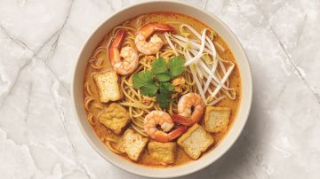 شوربة (نودلز اللاكسا) بالكاري وحليب جوز الهند.. على الطريقة الآسيوية الجنوبية