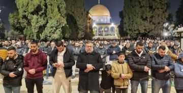 عشرات آلاف الفلسطينيين يؤدون صلاة الجمعة في المسجد الأقصى وباحاته