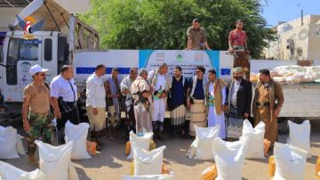 مؤسسة الشهداء بالحديدة تدشن توزيع سلال غذائية لأسر الشهداء والمفقودين