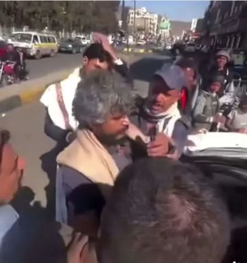 نافذ حوثي يعتدي على أبوحيدر العولقي في صنعاء (فيديو)