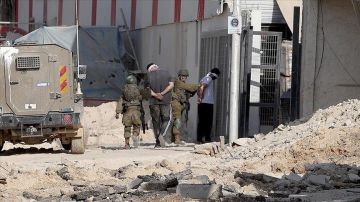 العدو الاسرائيلي يعتقل عشرات الفلسطينيين في بلدة بيت أمر شمال الخليل