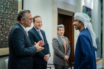 وزير الخارجية الإماراتي يبحث مع مستشار ترامب التطورات في السودان