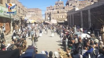 وقفات شعبية في أمانة العاصمة تحت شعار موقفنا ثابت والتعبئة مستمرة 