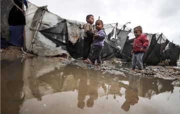 الأونروا تحذر من تدهور الأوضاع المعيشية في غزة مع اشتداد أمطار الشتاء